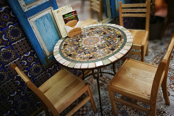Стол из мозаики с круглой столешницей
